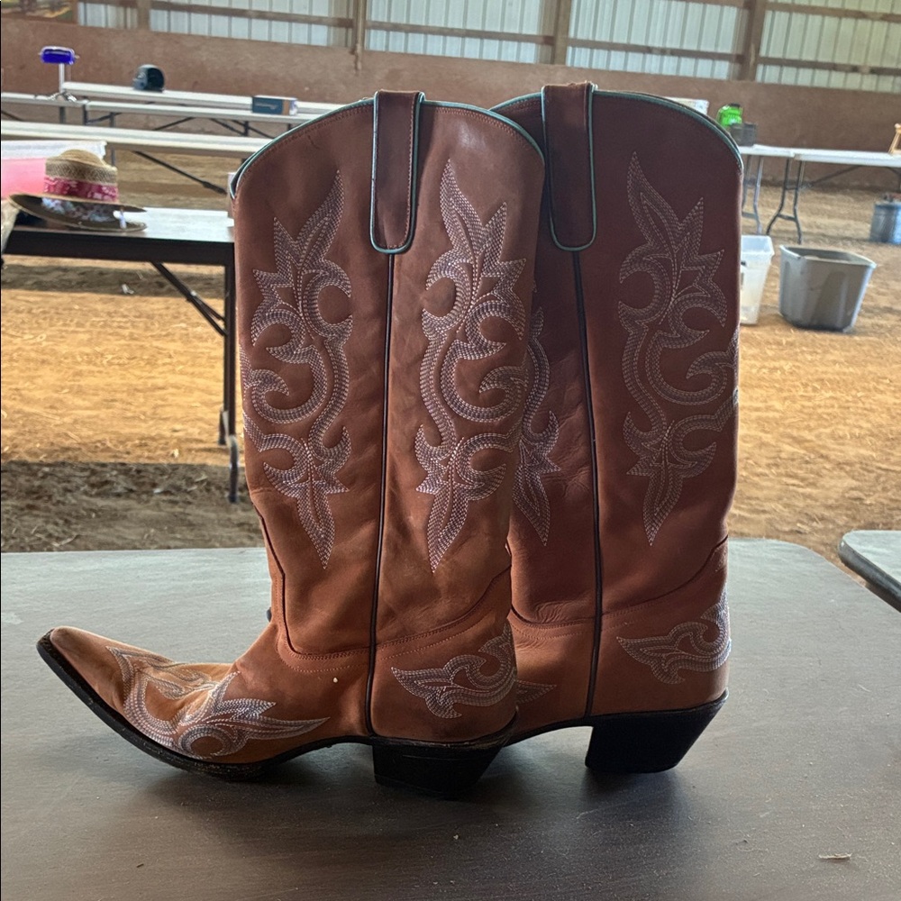 Women's Brown Embroidered Western Heeled Boots